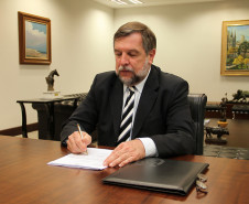 A Secretaria de Estado da Educação encerra nesta sexta-feira (21) o prazo para distribuição de aulas e funções para professores e pedagogos, efetivos ou com contratos temporários, que vão atuar nas escolas da rede estadual de ensino em 2013 e nos Núcleos Regionais de Educação. A medida atinge mais de 88 mil profissionais da educação.