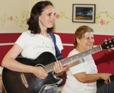 O Coral Vozes da Educação, formado por servidores e aposentados da Secretaria de Estado da Educação e membros da comunidade, apresentou seu especial de natal nessa quarta-feira, (15), no Asilo São Vicente de Paulo, em Curitiba. A proposta é levar um pouco de cultura e divertimento a instituições.