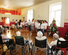 O Coral Vozes da Educação, formado por servidores e aposentados da Secretaria de Estado da Educação e membros da comunidade, apresentou seu especial de natal nessa quarta-feira, (15), no Asilo São Vicente de Paulo, em Curitiba. A proposta é levar um pouco de cultura e divertimento a instituições.