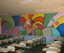 Projeto Cores no Dia a Dia do Colégio Estadual Olavo Bilac mobiliza alunos na pintura de murais baseados em obras famosas nas salas de aula.