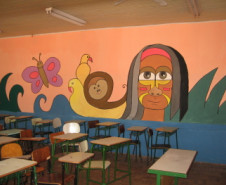 Projeto Cores no Dia a Dia do Colégio Estadual Olavo Bilac mobiliza alunos na pintura de murais baseados em obras famosas nas salas de aula.