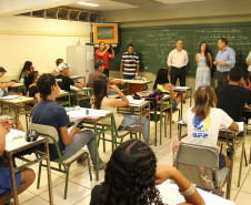Visita do vice-governador e secretário da Educação Flávio Arns ao Colégio Estadual Antônio Lacerda Braga (Goioerê) em novembro.<br />
<br />
Veja mais fotos em: <a href=" http://www.flickr.com/photos/flavioarns/sets/72157632054764686/with/8200642411/" target="_blank"> http://www.flickr.com/photos/flavioarns/</a>
<br />