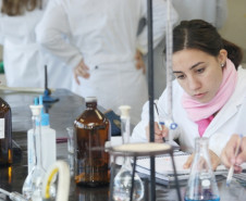 Número de vagas cresceu de 90 mil para 112 mil no ano passado nas 334 unidades da rede estadual de ensino. Construções, reformas e ampliações de unidades, entrega de novos equipamentos e laboratórios e convênios com entidades de qualificação profissional melhoram qualidade e garantem oferta da educação profissional.