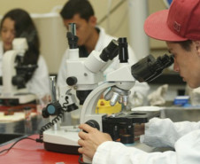 Número de vagas cresceu de 90 mil para 112 mil no ano passado nas 334 unidades da rede estadual de ensino. Construções, reformas e ampliações de unidades, entrega de novos equipamentos e laboratórios e convênios com entidades de qualificação profissional melhoram qualidade e garantem oferta da educação profissional.