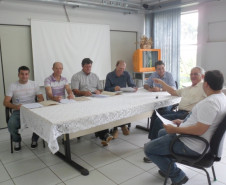 Os reparos nos colégios estaduais Professora Júlia Wanderley, Pedro Ernesto Garlet e Rio do Salto, ambas em Cascavel, Oeste do estado, começam em 10 dias. O Núcleo Regional da Educação de Cascavel assinou nesta sexta-feira (25) os contratos, de R$ 381 mil, com as empresas que farão as obras.