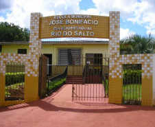 Os reparos nos colégios estaduais Professora Júlia Wanderley, Pedro Ernesto Garlet e Rio do Salto, ambas em Cascavel, Oeste do estado, começam em 10 dias. O Núcleo Regional da Educação de Cascavel assinou nesta sexta-feira (25) os contratos, de R$ 381 mil, com as empresas que farão as obras.
