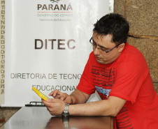 CURITIBA,PR 22 DE JANEIRO DE 2013 - Secretaria promove formação para uso de tablets na DITEC. Ezequiel Menta, Coordenador de Multmeios da DITEC, realizando testes no tablet.