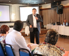 Flávio Arns fala aos chefes dos Núcleos Regionais de Educação durante encontro promovido pela Secretaria da Educação. 