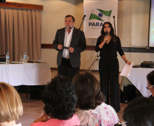 A superintendente da Educação, Eliane Rocha, ao lado do secretário Flávio Arns.