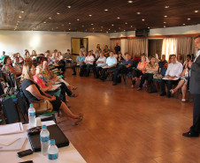 Flávio Arns fala aos chefes dos Núcleos Regionais de Educação durante encontro promovido pela Secretaria da Educação. 