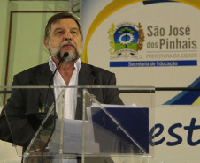 O vice-governador e secretário de Estado da Educação, Flávio Arns, participou nesta terça-feira (5) do encerramento da semana pedagógica da Secretaria Municipal de Educação de São José dos Pinhais, Região Metropolitana de Curitiba.<br />
<br />
Veja mais fotos em: <a href=" http://www.flickr.com/photos/flavioarns/sets/72157632695361760/" target="_blank"> http://www.flickr.com/photos/flavioarns/</a>
