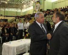 O prefeito ainda agradeceu a presença do vice-governador no evento, ao afirmar que Arns traz o apoio do governo do estado para a melhoria do ensino e as reivindicações do município.<br />
<br />
Veja mais fotos em: <a href=" http://www.flickr.com/photos/flavioarns/sets/72157632695361760/" target="_blank"> http://www.flickr.com/photos/flavioarns/</a>
