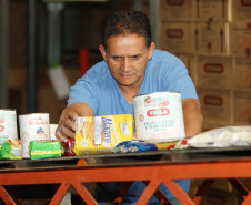 Pinhais - PR 06 de Fevereiro de 2013 - Entrega de Merenda Escola pela CODAPAR - Companhia de Desenvolvimento Agropecuário do Paraná - Sr. Tadeu de Jesus Saraiva, Líder de Equipe da CODAPAR.