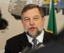 A Secretaria de Estado da Educação vai oferecer atividades em tempo integral para estudantes de escolas próximas às Unidades Paraná Seguro (UPS), para dar opção de atividades aos jovens, evitando que se envolvam com a criminalidade. O anúncio foi feito pelo secretário estadual da Educação e vice-governador Flávio Arns, nesta quinta-feira (14/01), quando teve início o ano letivo 2013 da rede estadual de ensino. 