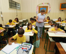 CURITIBA,PR 14 DE FEVEREIRO DE 2013 - Cerca de 1,3 milhão de alunos da rede estadual de educação do paraná, voltaram às salas de aula nesta quinta (14) - Escola Angelo Trevisan em Curitiba/PR.