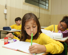 CURITIBA,PR 14 DE FEVEREIRO DE 2013 - Cerca de 1,3 milhão de alunos da rede estadual de educação do paraná, voltaram às salas de aula nesta quinta (14) - Escola Angelo Trevisan em Curitiba/PR.
