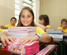 CURITIBA,PR 14 DE FEVEREIRO DE 2013 - Cerca de 1,3 milhão de alunos da rede estadual de educação do paraná, voltaram às salas de aula nesta quinta (14) - Escola Angelo Trevisan em Curitiba/PR.