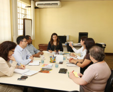 A novidade neste ano é a redução de 16 para 15 aulas semanais para professores, dando mais tempo para planejamento, correção de provas e aperfeiçoamento profissional. A Secretaria de Estado da Educação está elaborando um documento de orientação para garantir que a hora-atividade tenha qualidade. A proposta foi apresentada nesta sexta-feira (15), em Curitiba, durante reunião com representantes da APP-Sindicato e deve ser encaminhada às escolas após debate com a categoria.