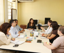 A novidade neste ano é a redução de 16 para 15 aulas semanais para professores, dando mais tempo para planejamento, correção de provas e aperfeiçoamento profissional. A Secretaria de Estado da Educação está elaborando um documento de orientação para garantir que a hora-atividade tenha qualidade. A proposta foi apresentada nesta sexta-feira (15), em Curitiba, durante reunião com representantes da APP-Sindicato e deve ser encaminhada às escolas após debate com a categoria.