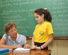 A distribuição antecipada das aulas e das funções para cerca de 88 mil profissionais da educação garantiu que todas as 2.100 escolas da rede estadual iniciassem o ano letivo sem falta de professores e pedagogo. Com o planejamento da Secretaria de Estado da Educação, os 1,3 milhão de alunos que estudam em colégios e escolas em todo o Estado entraram nas salas, nesta quinta-feira (14), com tranquilidade.
Escola Angelo Trevisan.