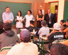 Mais cedo no mesmo dia, o vice-governador e secretário da Educação, Flávio Arns, visitou o Colégio Estadual Zilda Arns, em Borda do Campo.<br />
<br />
Veja mais fotos em: <a href="http://www.flickr.com/photos/flavioarns/sets/72157632796770813/" target="_blank">http://www.flickr.com/photos/flavioarns/</a>
