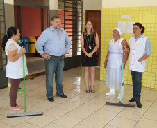 Mais cedo no mesmo dia, o vice-governador e secretário da Educação, Flávio Arns, visitou o Colégio Estadual Zilda Arns, em Borda do Campo.<br />
<br />
Veja mais fotos em: <a href="http://www.flickr.com/photos/flavioarns/sets/72157632796770813/" target="_blank">http://www.flickr.com/photos/flavioarns/</a>
