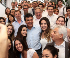 Richa entregou aos alunos do Colégio Estadual Hugo Simas, a nova quadra de esportes coberta. A escola, que atende 1.970 alunos foi frequentada pelo governador quando ele vivia em Londrina e não tinha um espaço adequado para as aulas de educação física.<br />
<br />
Veja mais fotos em: <a href="http://www.flickr.com/photos/flavioarns/sets/72157632801921374/" target="_blank">http://www.flickr.com/photos/flavioarns/</a>
