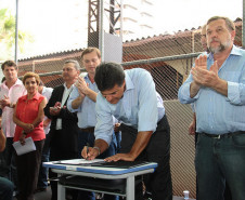 Richa entregou aos alunos do Colégio Estadual Hugo Simas, a nova quadra de esportes coberta. A escola, que atende 1.970 alunos foi frequentada pelo governador quando ele vivia em Londrina e não tinha um espaço adequado para as aulas de educação física.<br />
<br />
Veja mais fotos em: <a href="http://www.flickr.com/photos/flavioarns/sets/72157632801921374/" target="_blank">http://www.flickr.com/photos/flavioarns/</a>
