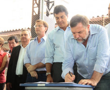 Richa entregou aos alunos do Colégio Estadual Hugo Simas, a nova quadra de esportes coberta. A escola, que atende 1.970 alunos foi frequentada pelo governador quando ele vivia em Londrina e não tinha um espaço adequado para as aulas de educação física.<br />
<br />
Veja mais fotos em: <a href="http://www.flickr.com/photos/flavioarns/sets/72157632801921374/" target="_blank">http://www.flickr.com/photos/flavioarns/</a>

