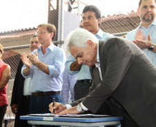 Richa entregou aos alunos do Colégio Estadual Hugo Simas, a nova quadra de esportes coberta. A escola, que atende 1.970 alunos foi frequentada pelo governador quando ele vivia em Londrina e não tinha um espaço adequado para as aulas de educação física.<br />
<br />
Veja mais fotos em: <a href="http://www.flickr.com/photos/flavioarns/sets/72157632801921374/" target="_blank">http://www.flickr.com/photos/flavioarns/</a>
