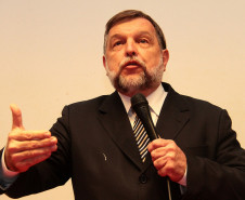 O Governo do Estado vai depositar até o fim da semana que vem a primeira das 10 parcelas mensais dos recursos destinados ao transporte escolar nos municípios.<br />
<br />
Veja mais fotos em: <a href=" http://www.flickr.com/photos/flavioarns/sets/72157632801346393/" target="_blank"> http://www.flickr.com/photos/flavioarns/</a>
