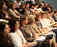 O Governo do Estado vai depositar até o fim da semana que vem a primeira das 10 parcelas mensais dos recursos destinados ao transporte escolar nos municípios.<br />
<br />
Veja mais fotos em: <a href=" http://www.flickr.com/photos/flavioarns/sets/72157632801346393/" target="_blank"> http://www.flickr.com/photos/flavioarns/</a>
