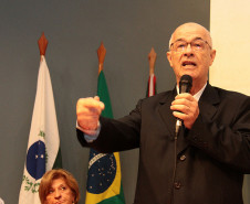O Governo do Estado vai depositar até o fim da semana que vem a primeira das 10 parcelas mensais dos recursos destinados ao transporte escolar nos municípios.<br />
<br />
Veja mais fotos em: <a href=" http://www.flickr.com/photos/flavioarns/sets/72157632801346393/" target="_blank"> http://www.flickr.com/photos/flavioarns/</a>
