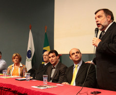 O Governo do Estado vai depositar até o fim da semana que vem a primeira das 10 parcelas mensais dos recursos destinados ao transporte escolar nos municípios.<br />
<br />
Veja mais fotos em: <a href=" http://www.flickr.com/photos/flavioarns/sets/72157632801346393/" target="_blank"> http://www.flickr.com/photos/flavioarns/</a>
