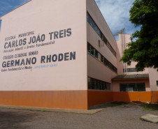 A parceria entre a Secretaria de Estado da Educação e a prefeitura de Toledo está beneficiando alunos, professores e funcionários do Colégio Estadual Germano Rhoden, onde também funciona a Escola Municipal Carlos João Treis. Em janeiro passado começou uma grande reforma completa para recuperar as instalações do colégio que há mais de 15 anos não recebia melhorais.  