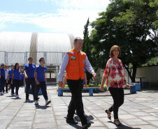 O Colégio Estadual Professora Luiza Ross, em Curitiba, passou por um treinamento de abandono de prédio em uma simulação de risco. A ação marcou o início das atividades do programa Brigada Escolar para 2013, e foi coordenada por equipes da Defesa Civil e do Corpo de Bombeiros. <br />
<br />
Veja mais fotos em: <a href=" http://www.flickr.com/photos/flavioarns/sets/72157632815149604/ " target="_blank"> http://www.flickr.com/photos/flavioarns/ </a>
