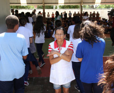 O Colégio Estadual Professora Luiza Ross, em Curitiba, passou por um treinamento de abandono de prédio em uma simulação de risco. A ação marcou o início das atividades do programa Brigada Escolar para 2013, e foi coordenada por equipes da Defesa Civil e do Corpo de Bombeiros. <br />
<br />
Veja mais fotos em: <a href=" http://www.flickr.com/photos/flavioarns/sets/72157632815149604/ " target="_blank"> http://www.flickr.com/photos/flavioarns/ </a>
