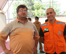 O Colégio Estadual Professora Luiza Ross, em Curitiba, passou por um treinamento de abandono de prédio em uma simulação de risco. A ação marcou o início das atividades do programa Brigada Escolar para 2013, e foi coordenada por equipes da Defesa Civil e do Corpo de Bombeiros. <br />
<br />
Veja mais fotos em: <a href=" http://www.flickr.com/photos/flavioarns/sets/72157632815149604/ " target="_blank"> http://www.flickr.com/photos/flavioarns/ </a>
