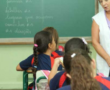 Índice de 3% incide sobre vencimentos a partir de julho. Em outubro, governo reajuste em mais2,83% salários de 84.165 professores. Aumento cumulativo será de 5,91%, porque segunda parcela incide sobre remuneração reajustada.