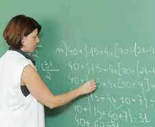 Índice de 3% incide sobre vencimentos a partir de julho. Em outubro, governo reajuste em mais2,83% salários de 84.165 professores. Aumento cumulativo será de 5,91%, porque segunda parcela incide sobre remuneração reajustada.