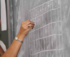 Índice de 3% incide sobre vencimentos a partir de julho. Em outubro, governo reajuste em mais2,83% salários de 84.165 professores. Aumento cumulativo será de 5,91%, porque segunda parcela incide sobre remuneração reajustada.