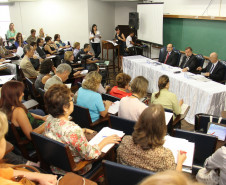 A reunião serve para orientar e planejar as conferências municipais e intermunicipais e a estadual que vão discutir o Plano Estadual de Educação. <br />
<br />
Veja mais fotos em: <a href=" http://www.flickr.com/photos/flavioarns/sets/72157632878236465/" target="_blank"> http://www.flickr.com/photos/flavioarns/</a>

