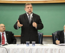 A reunião serve para orientar e planejar as conferências municipais e intermunicipais e a estadual que vão discutir o Plano Estadual de Educação. <br />
<br />
Veja mais fotos em: <a href=" http://www.flickr.com/photos/flavioarns/sets/72157632878236465/" target="_blank"> http://www.flickr.com/photos/flavioarns/</a>
