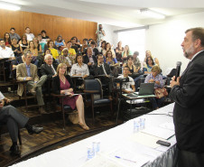 A reunião serve para orientar e planejar as conferências municipais e intermunicipais e a estadual que vão discutir o Plano Estadual de Educação. <br />
<br />
Veja mais fotos em: <a href=" http://www.flickr.com/photos/flavioarns/sets/72157632878236465/" target="_blank"> http://www.flickr.com/photos/flavioarns/</a>
