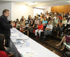 A reunião serve para orientar e planejar as conferências municipais e intermunicipais e a estadual que vão discutir o Plano Estadual de Educação. <br />
<br />
Veja mais fotos em: <a href=" http://www.flickr.com/photos/flavioarns/sets/72157632878236465/" target="_blank"> http://www.flickr.com/photos/flavioarns/</a>
