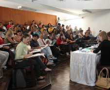 A reunião serve para orientar e planejar as conferências municipais e intermunicipais e a estadual que vão discutir o Plano Estadual de Educação. <br />
<br />
Veja mais fotos em: <a href=" http://www.flickr.com/photos/flavioarns/sets/72157632878236465/" target="_blank"> http://www.flickr.com/photos/flavioarns/</a>
