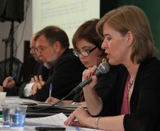 A reunião serve para orientar e planejar as conferências municipais e intermunicipais e a estadual que vão discutir o Plano Estadual de Educação. <br />
<br />
Veja mais fotos em: <a href=" http://www.flickr.com/photos/flavioarns/sets/72157632878236465/" target="_blank"> http://www.flickr.com/photos/flavioarns/</a>
