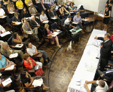 A reunião serve para orientar e planejar as conferências municipais e intermunicipais e a estadual que vão discutir o Plano Estadual de Educação. <br />
<br />
Veja mais fotos em: <a href=" http://www.flickr.com/photos/flavioarns/sets/72157632878236465/" target="_blank"> http://www.flickr.com/photos/flavioarns/</a>

