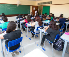 04-03-13 - Escola Estadual Geraldina da Mota em Campo Largo no bairro Ferraria, alunos em sala de aula. 