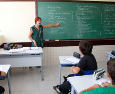 04-03-13 - Escola Estadual Geraldina da Mota em Campo Largo no bairro Ferraria, professora em sala de aula.